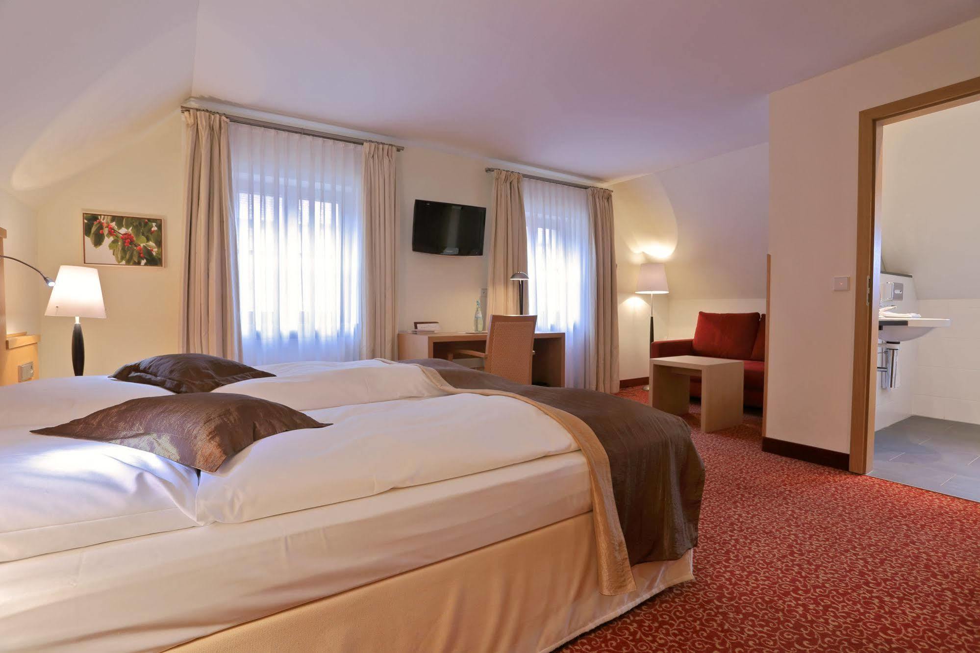 Romantik Hotel Zur Schwane Volkach Bagian luar foto